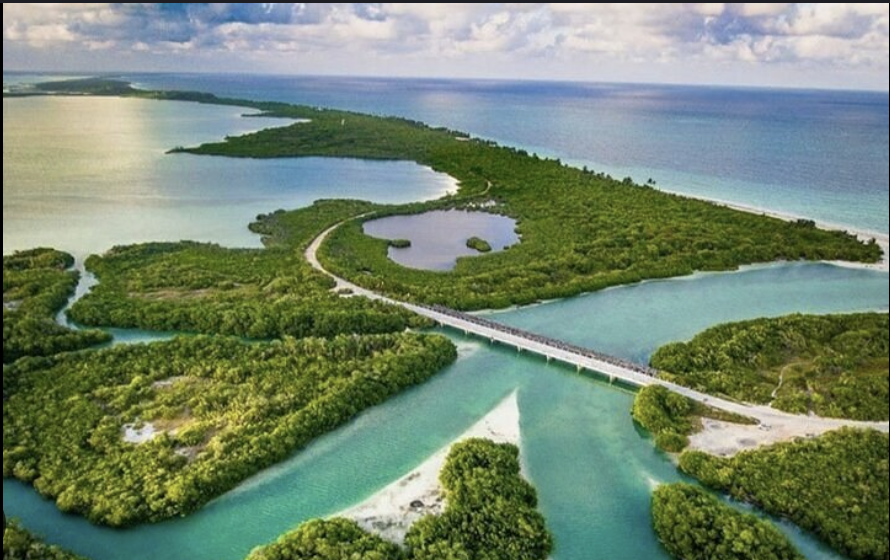 Vista aérea del puente de Boca Paila en la Reserva de la Biosfera Sian Ka'an, Tulum, mostrando canales de agua turquesa y manglares densos.
